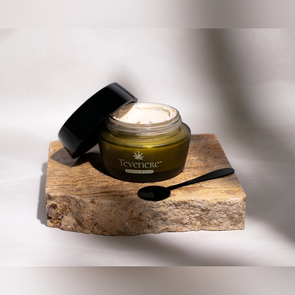 TEVENERE BOTANICS HEMP LIFTING & FIRMING MASK  MSRP $650 - Picture 4 of 6